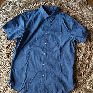 Banana Republic Men's Blue dot Short Sleeve Shirt. Camden fit